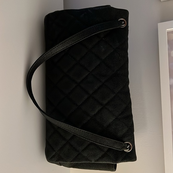Chanel Black Quilted Leather Shoulder Bag - Picture 4 of 8